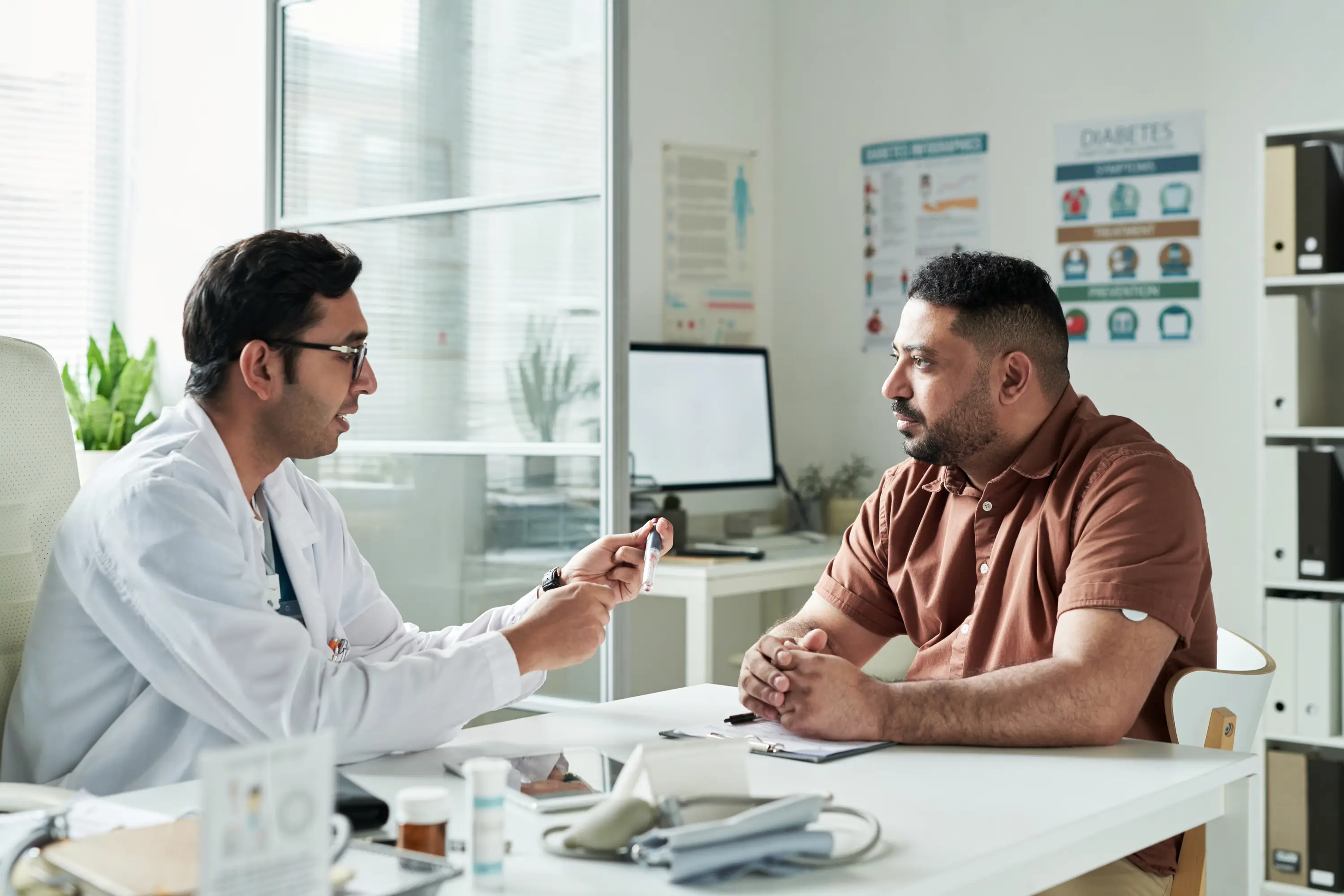 Médicos atendiendo pacientes